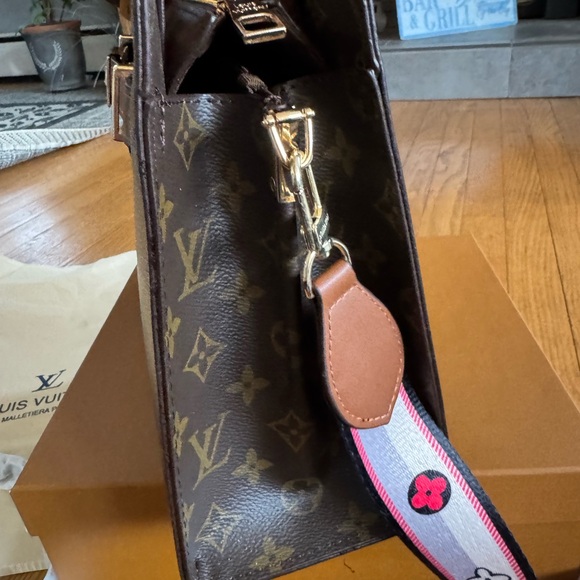 Designer style tote bag, new in box. - Picture 5 of 10